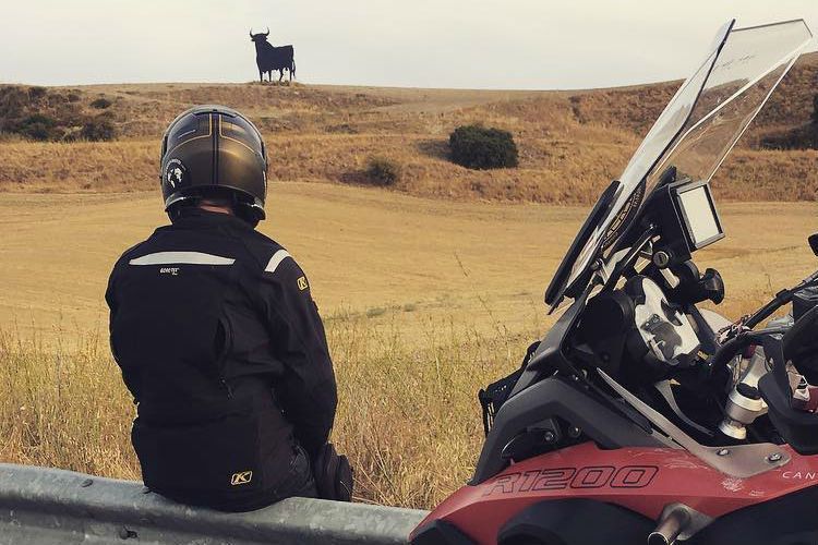 El Toro de Osborne se sube a la moto gracias a un Road Trip experiencial 