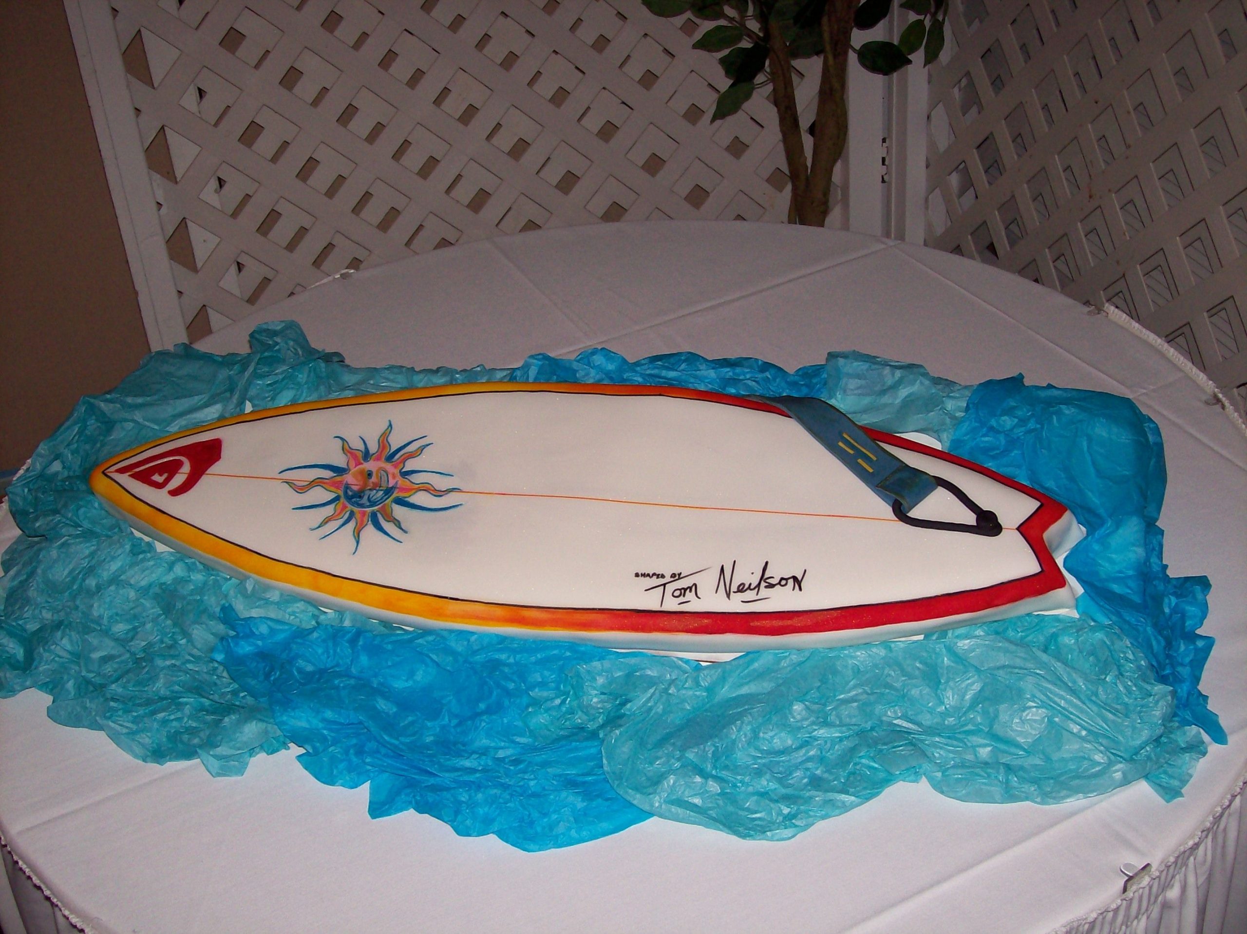 Descubre cómo hacer un pastel en forma de tabla de surf